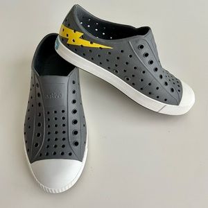 Boys Native Jefferson Lightning Bolt Shoes Size 2